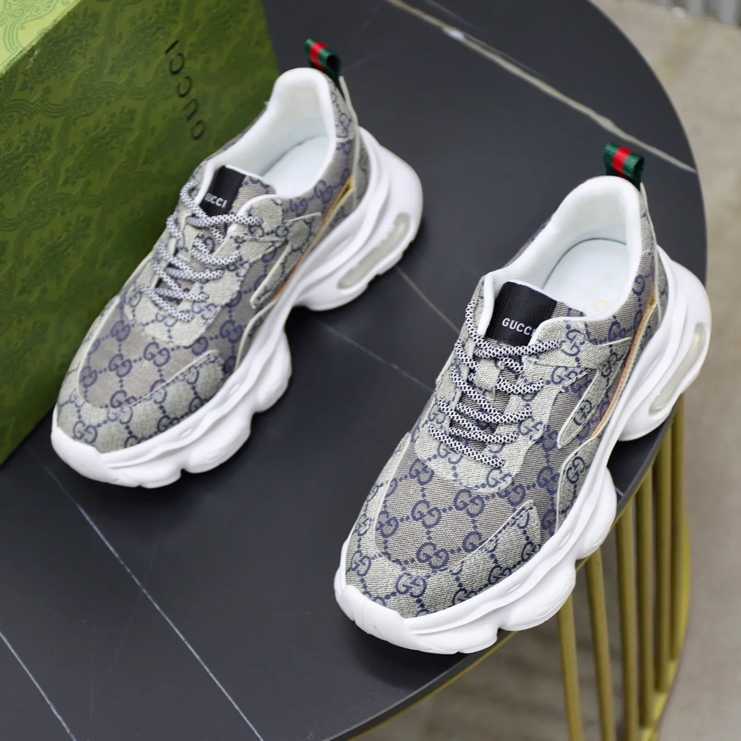 Ex-factory price: 462💰🙅‍♂️🙅‍♂️🙅‍♂️ Brand: Gucci GUCCi Standard code: 38-44 (45 customized) Grade: Same as the official website Material: Original cowhide material spliced with brand cloth Comfortable and breathable lining Lightweight and wear-resistant sports outsole Style category: Men's fashion casual shoes Running sports shoes Distinguished luxury brand elements Top luxury color: actual picture color